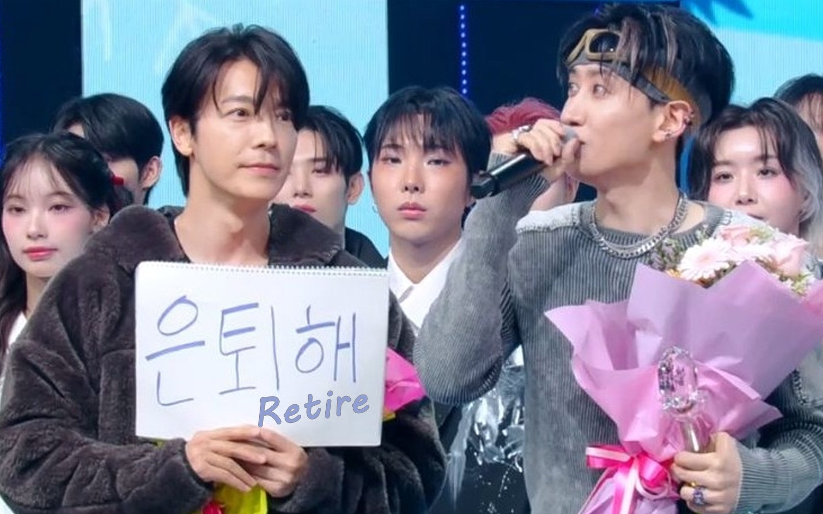 Mengapa Donghae memegang tanda “pensiunan” di sebelah Eunhyuk di 'Music Bank'?