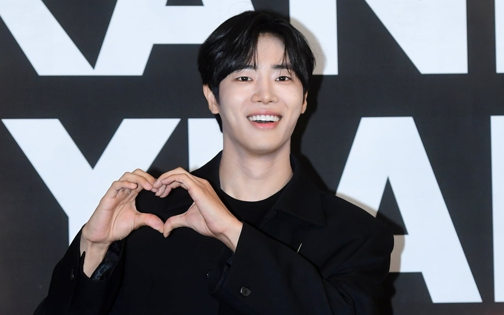 Choo Young Woo bernyanyi untuk penggemar setelah 'The Trauma Code: Heroes on Call' hits nomor 1 di peringkat global Netflix