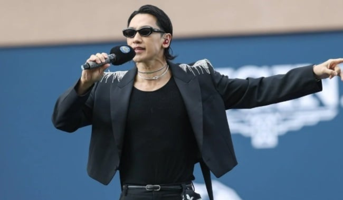 Rain memberikan penghormatan