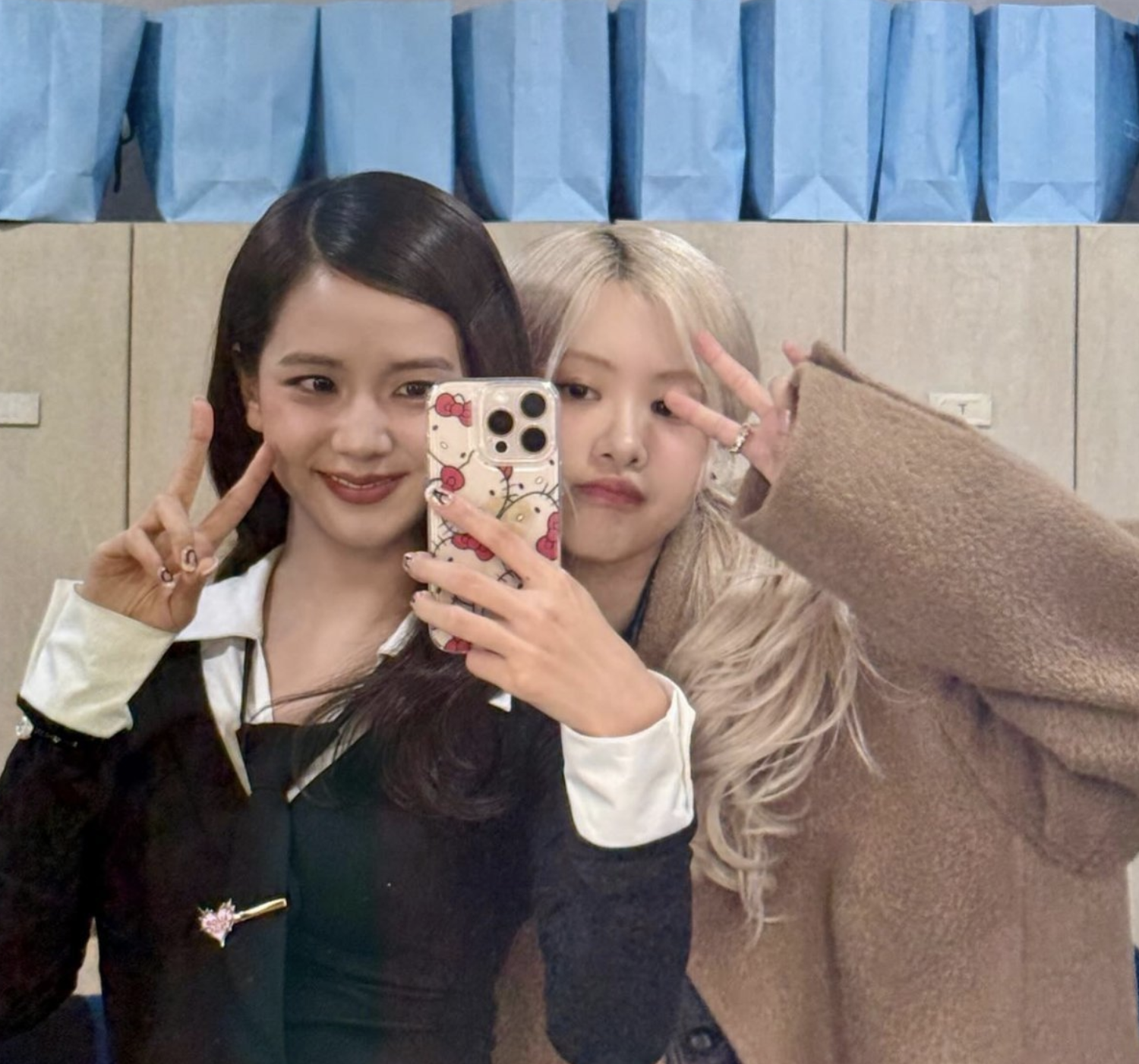Blackpink's Jisoo and Rosé berbagi momen yang tulus saat Rosé mendukung comeback Jisoo Blackpink's Jisoo and Rosé berbagi momen yang tulus saat Rosé mendukung comeback Jisoo