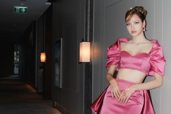 Lisa Blackpink Stuns dalam gaun merah muda di acara ‘The White Lotus’ Lisa Blackpink Stuns dalam gaun merah muda di acara ‘The White Lotus’