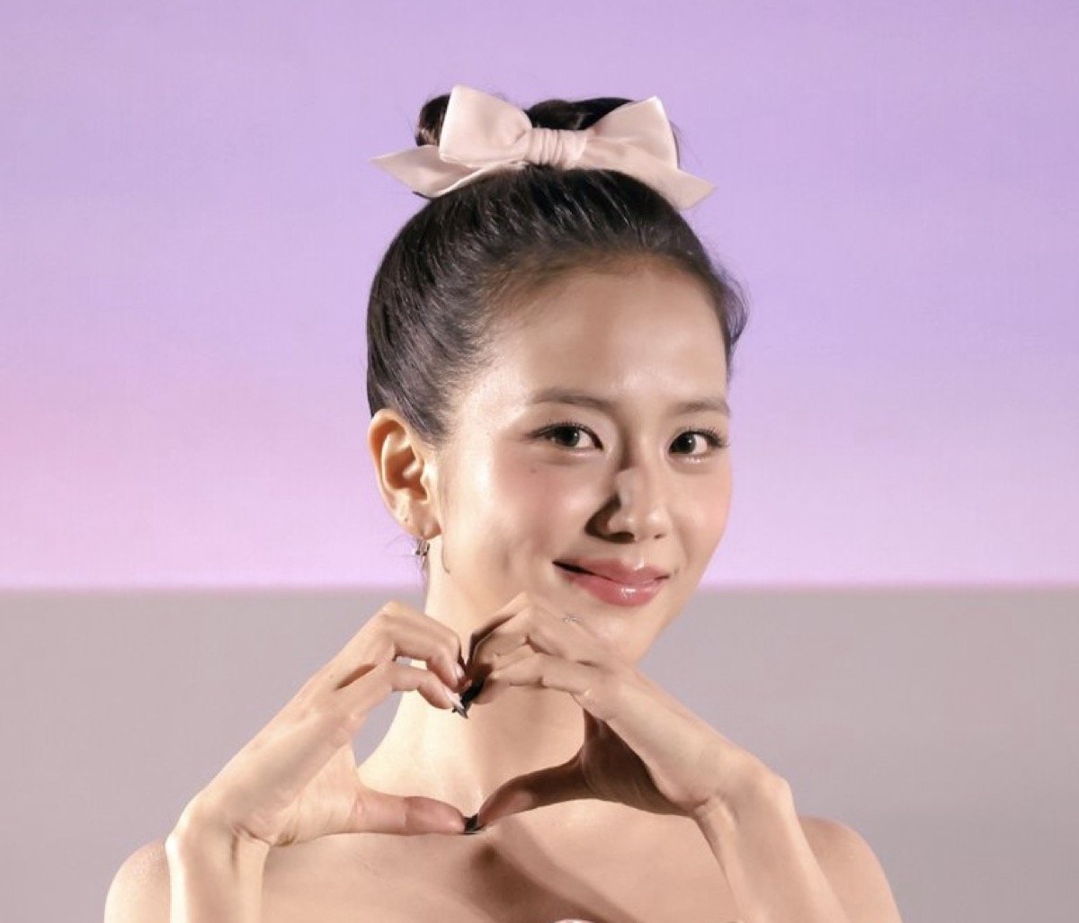 Jisoo memulai era solo dengan acara penggemar 'Soo in Love' dan kesuksesan memecahkan rekor Jisoo memulai era solo dengan acara penggemar 'Soo in Love' dan kesuksesan memecahkan rekor