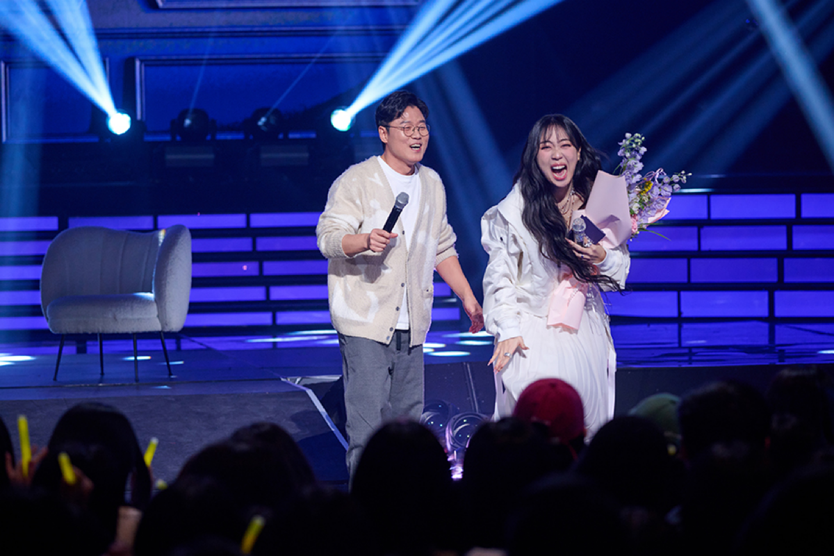 Na Young Seok Mengejutkan Lee Young Ji pada episode terakhir 'The Seasons' Na Young Seok Mengejutkan Lee Young Ji pada episode terakhir 'The Seasons'