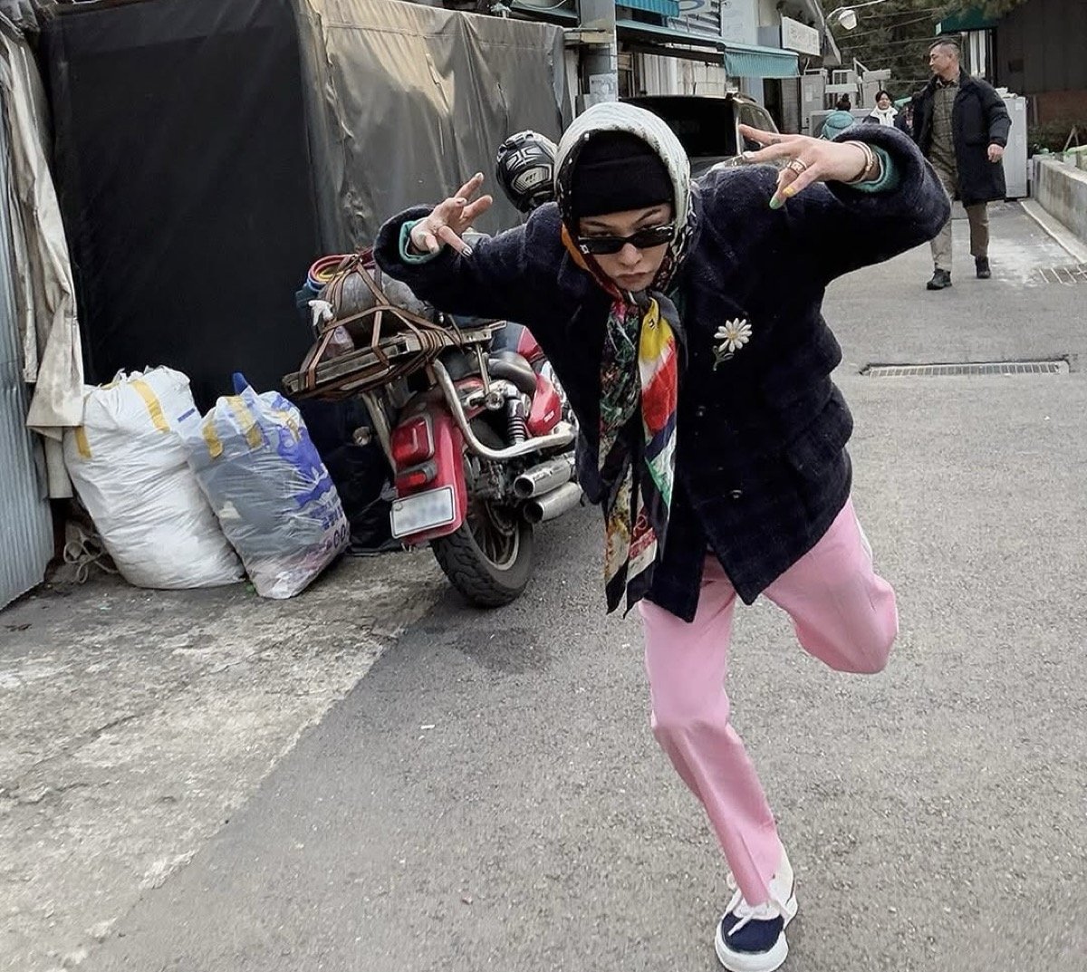 G-Dragon menemukan ‘G-Dragon Street’ di Dongmyo, berbagi reaksi kejutan G-Dragon menemukan ‘G-Dragon Street’ di Dongmyo, berbagi reaksi kejutan