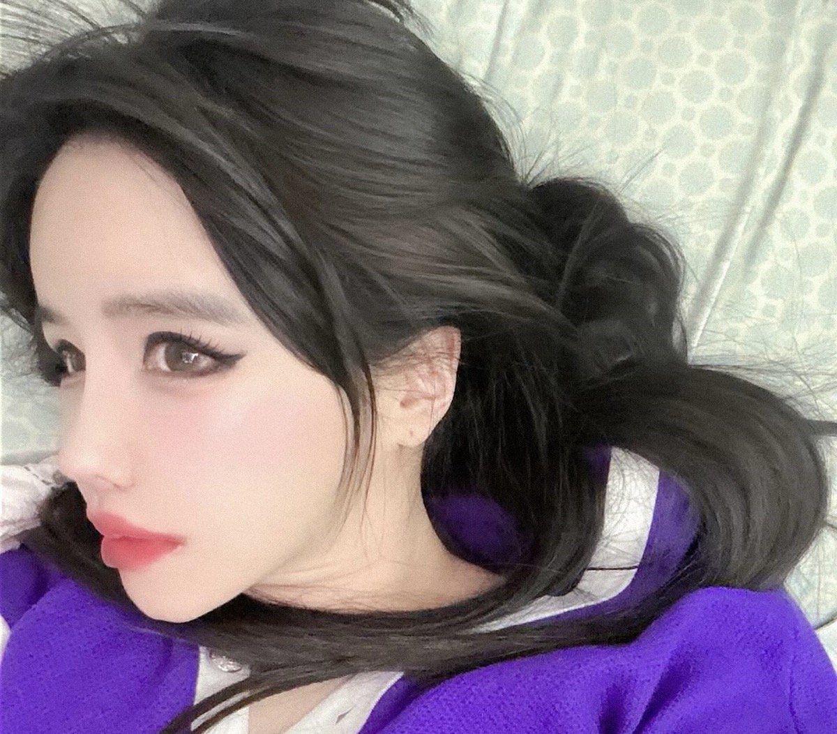 Park Bom berlipat ganda pada klaim Lee Min Ho 'Suami', mengungkapkan akun media sosial ketiga