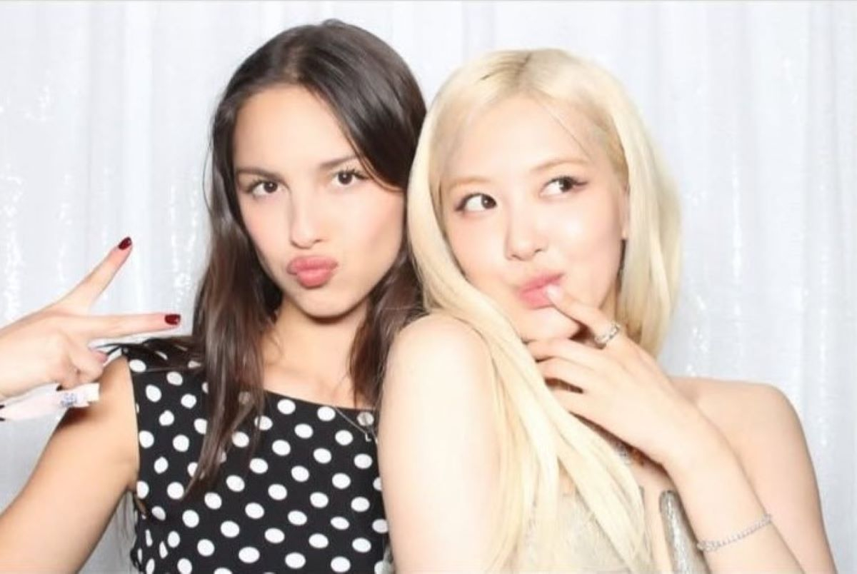 Rosé menunjukkan persahabatan dekatnya dengan Olivia Rodrigo di pos baru yang menyentuh hati Rosé menunjukkan persahabatan dekatnya dengan Olivia Rodrigo di pos baru yang menyentuh hati
