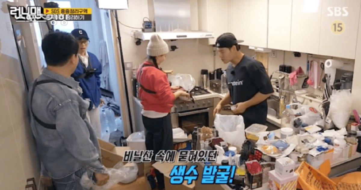 Cast 'Running Man' yang dikejutkan oleh negara bagian rumah Kim Jong Kook yang sangat berantakan saat mereka membantu membersihkan