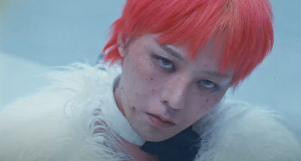 G-Dragon meluncurkan tampilan baru yang dramatis dalam 'Drama' MV, menandai kembalinya yang berani