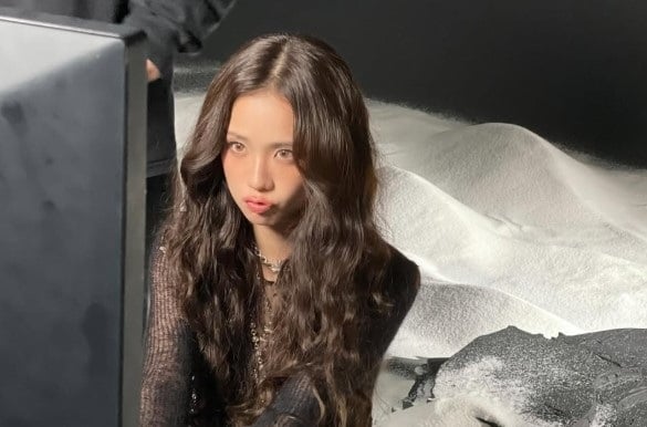 Jisoo setrum dengan keindahan alamnya di foto di belakang layar Jisoo setrum dengan keindahan alamnya di foto di belakang layar