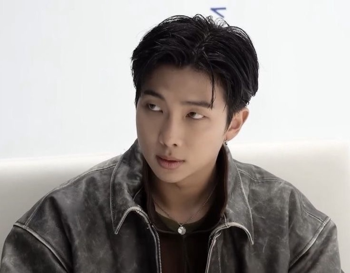BTS's RM Saham Refleksi tentang Cinta, Waktu, dan Kehidupan Militer sebelum keluar BTS's RM Saham Refleksi tentang Cinta, Waktu, dan Kehidupan Militer sebelum keluar