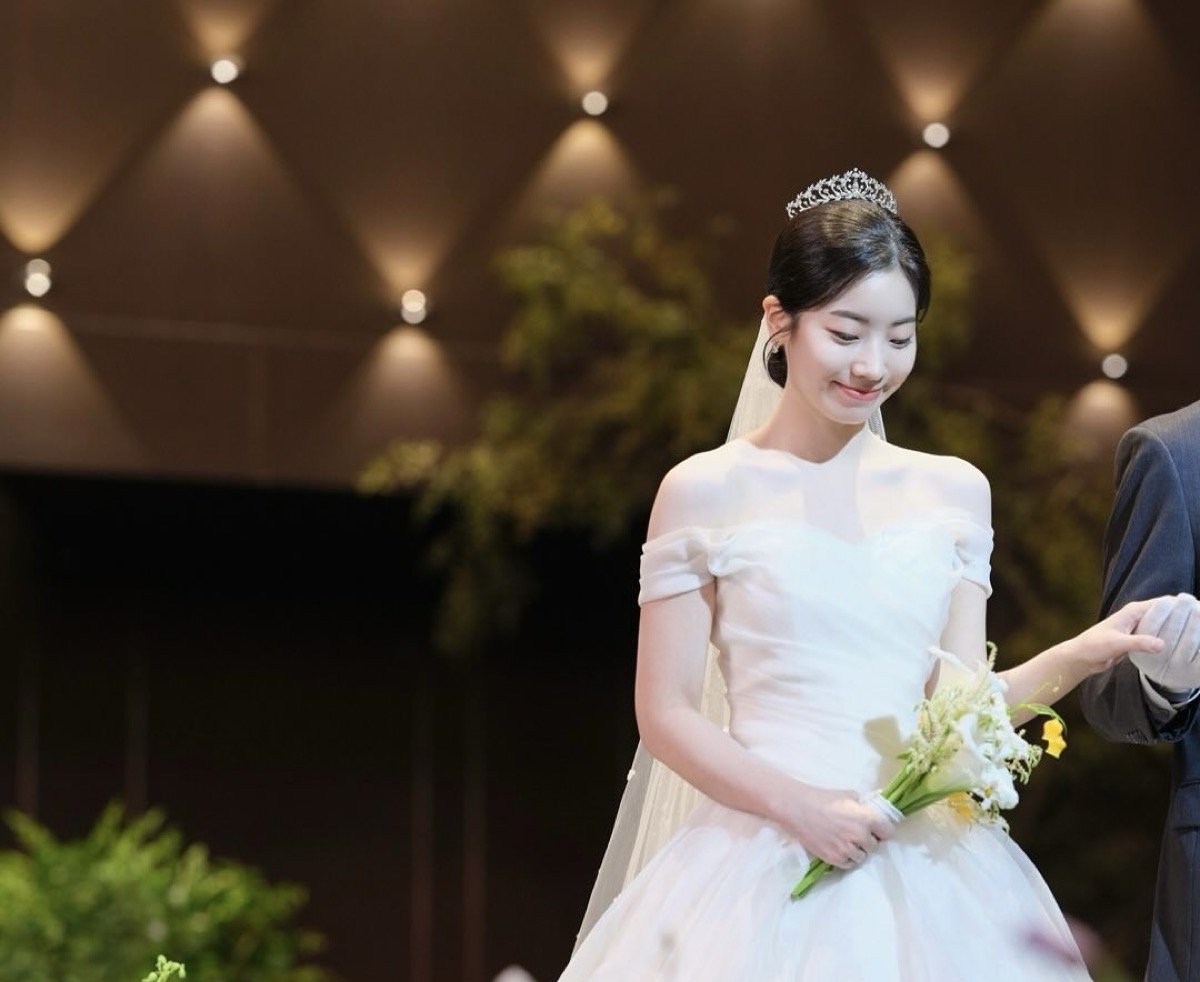 Dahyun setrum dua kali dalam gaun pengantin untuk peran film utama pertamanya