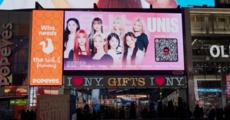 UNIS mengambil alih Times Square dengan iklan skala besar