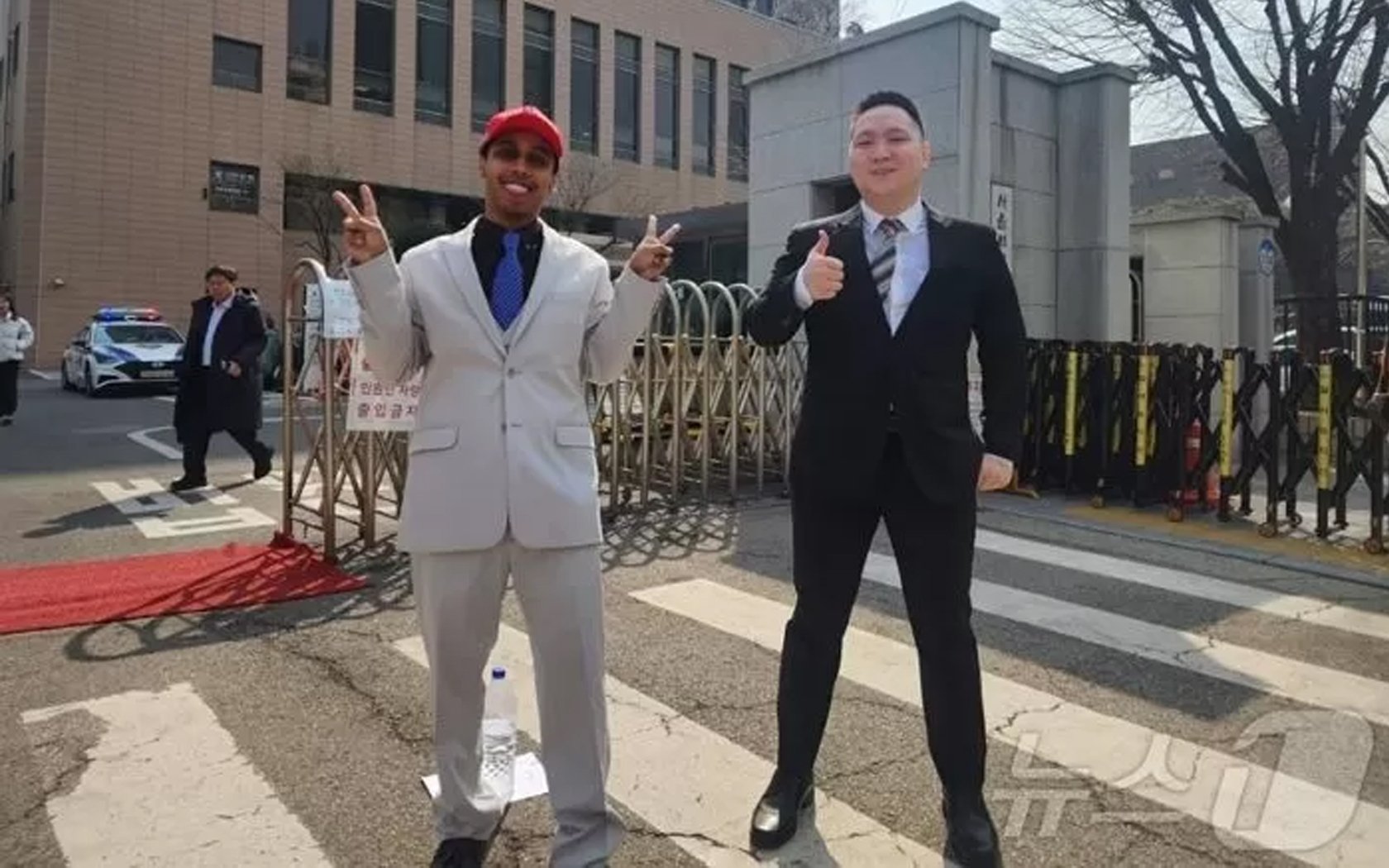 Johnny Somali muncul terlambat 1 jam ke pengadilan Korea Selatan mengenakan topi maga Johnny Somali muncul terlambat 1 jam ke pengadilan Korea Selatan mengenakan topi maga