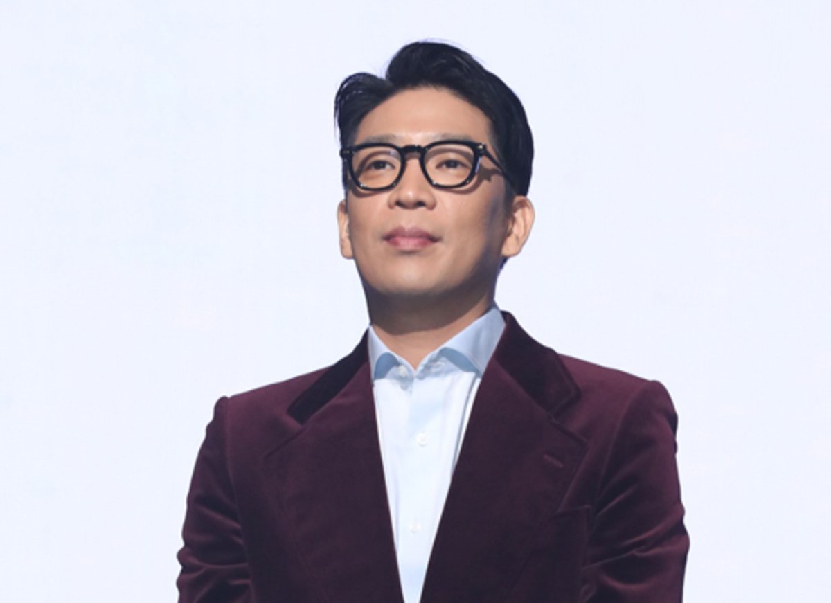 MC Mong menanggapi kritik SM, mengatakan “musisi harus fokus hanya pada musik” di tengah sengketa seratus & kbs