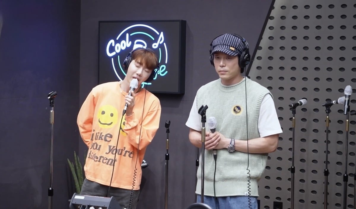2 AM Jo Kwon dan Lee Changmin memberikan penghormatan kepada Wheesung yang tiba -tiba berlalu