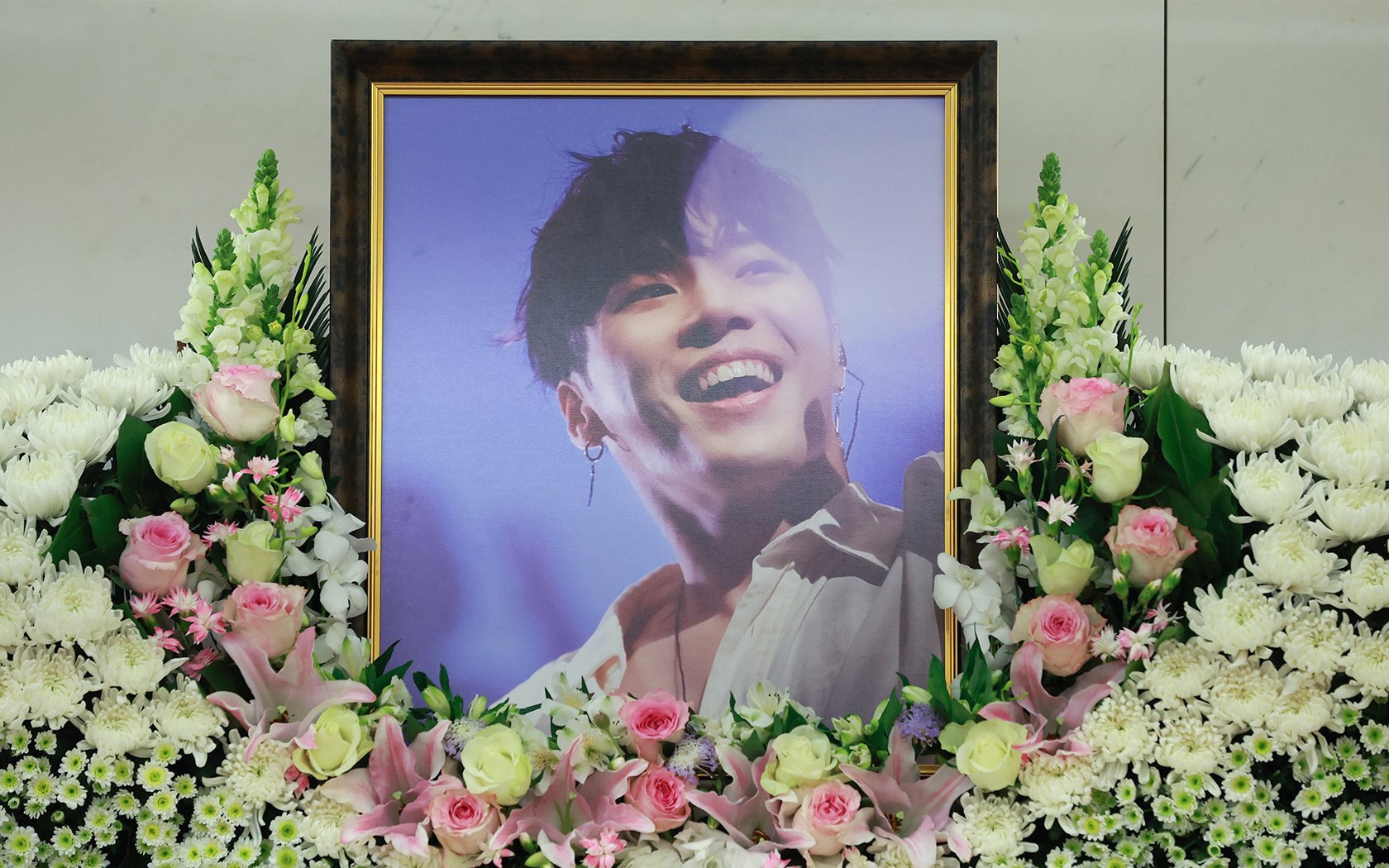 Selebriti termasuk IU, KCM, Kim Tae Woo, Lee Hyori, dan lebih banyak lagi mengunjungi Hall Funeral Hall untuk memberikan penghormatan akhir Selebriti termasuk IU, KCM, Kim Tae Woo, Lee Hyori, dan lebih banyak lagi mengunjungi Hall Funeral Hall untuk memberikan penghormatan akhir
