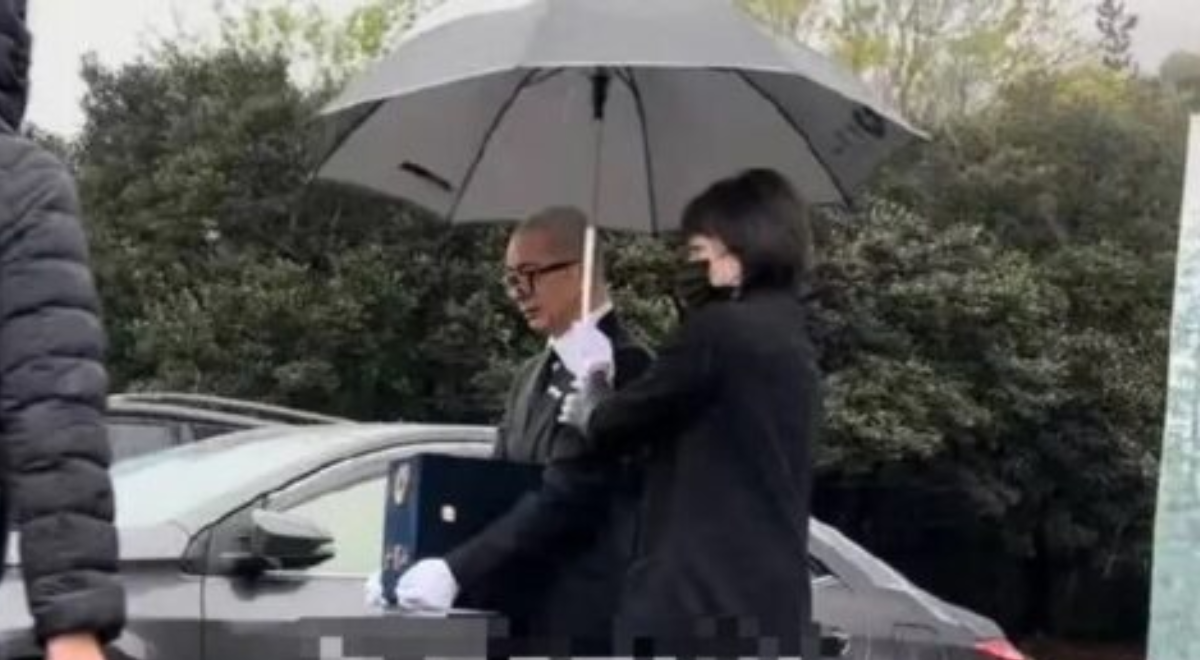 Koo Jun Yup berduka Barbie Hsu di pemakamannya Koo Jun Yup berduka Barbie Hsu di pemakamannya
