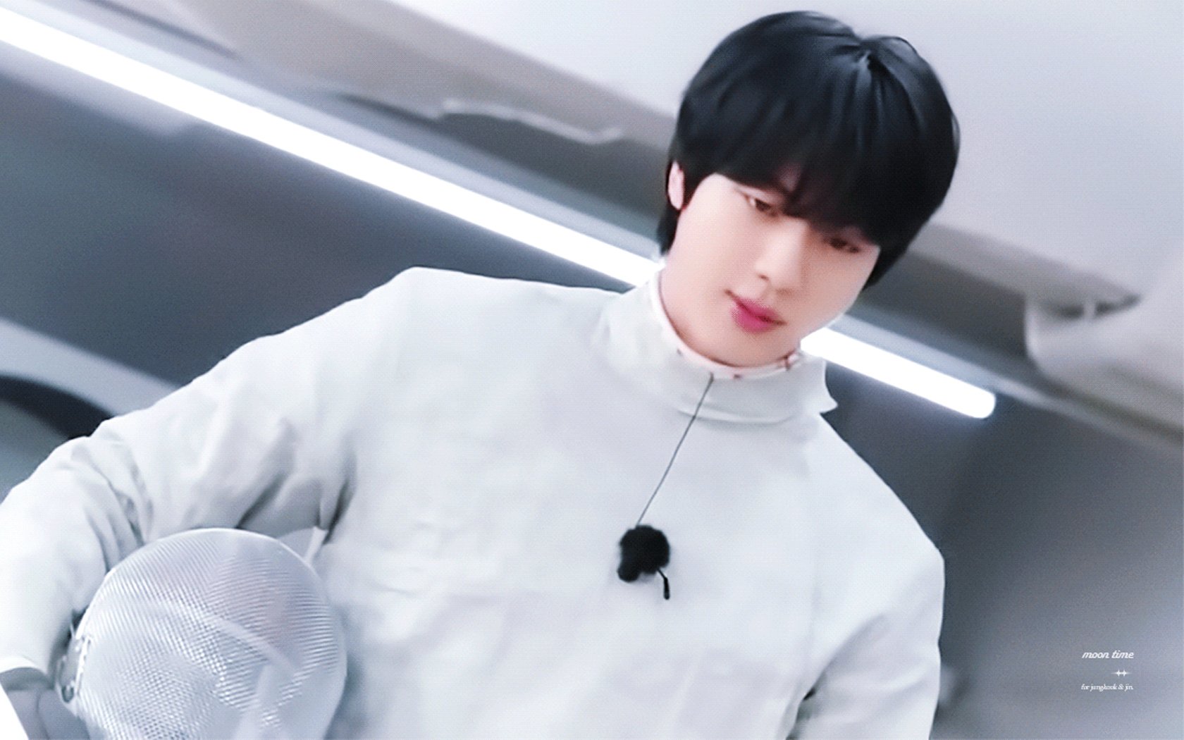 Jin BTS dalam seragam pagar membuat penggemar pingsan