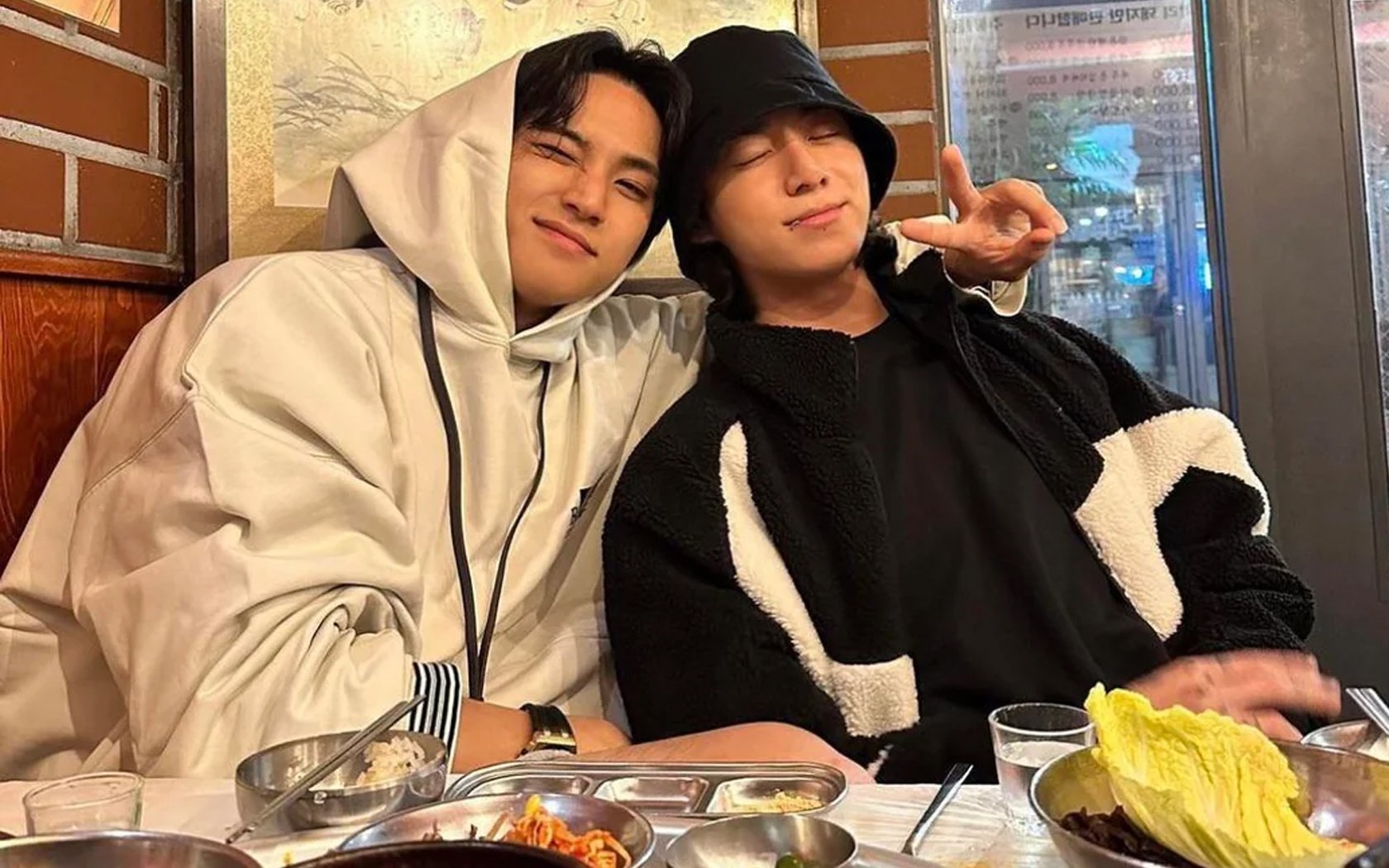 Jungkook BTS dan Mingyu Seventeen terlihat di restoran BBQ Korea lagi selama liburan Jungkook Jungkook BTS dan Mingyu Seventeen terlihat di restoran BBQ Korea lagi selama liburan Jungkook