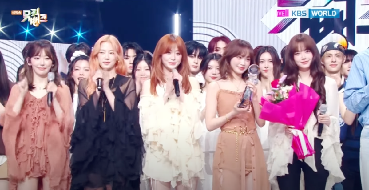 Le Sserafim membakar panggung dengan 'panas' dan mengklaim pertunjukan #1 + pada 21 Maret 'Music Bank'! Le Sserafim membakar panggung dengan 'panas' dan mengklaim pertunjukan #1 + pada 21 Maret 'Music Bank'!