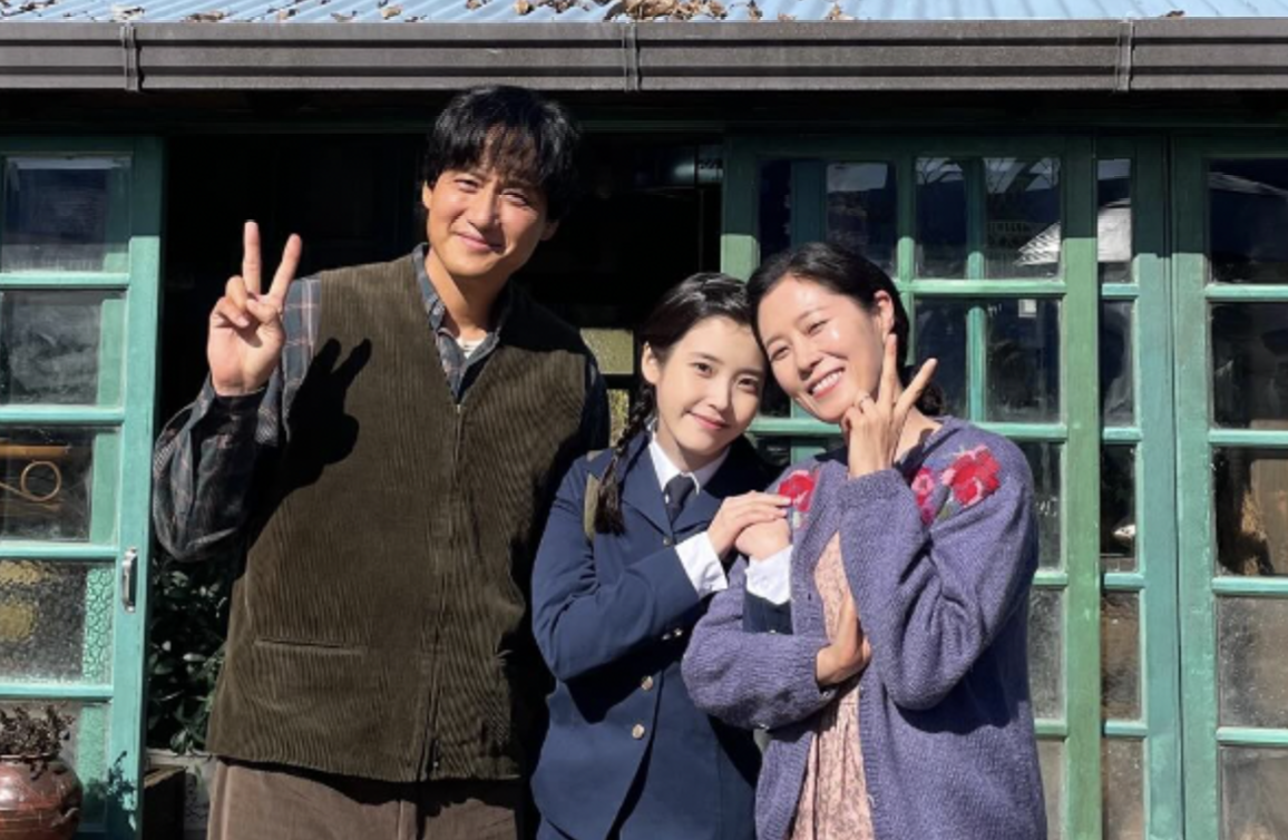 IU berbagi lebih banyak pemotongan di belakang layar dari 'When Life Give You Tangerines Part 2' IU berbagi lebih banyak pemotongan di belakang layar dari 'When Life Give You Tangerines Part 2'