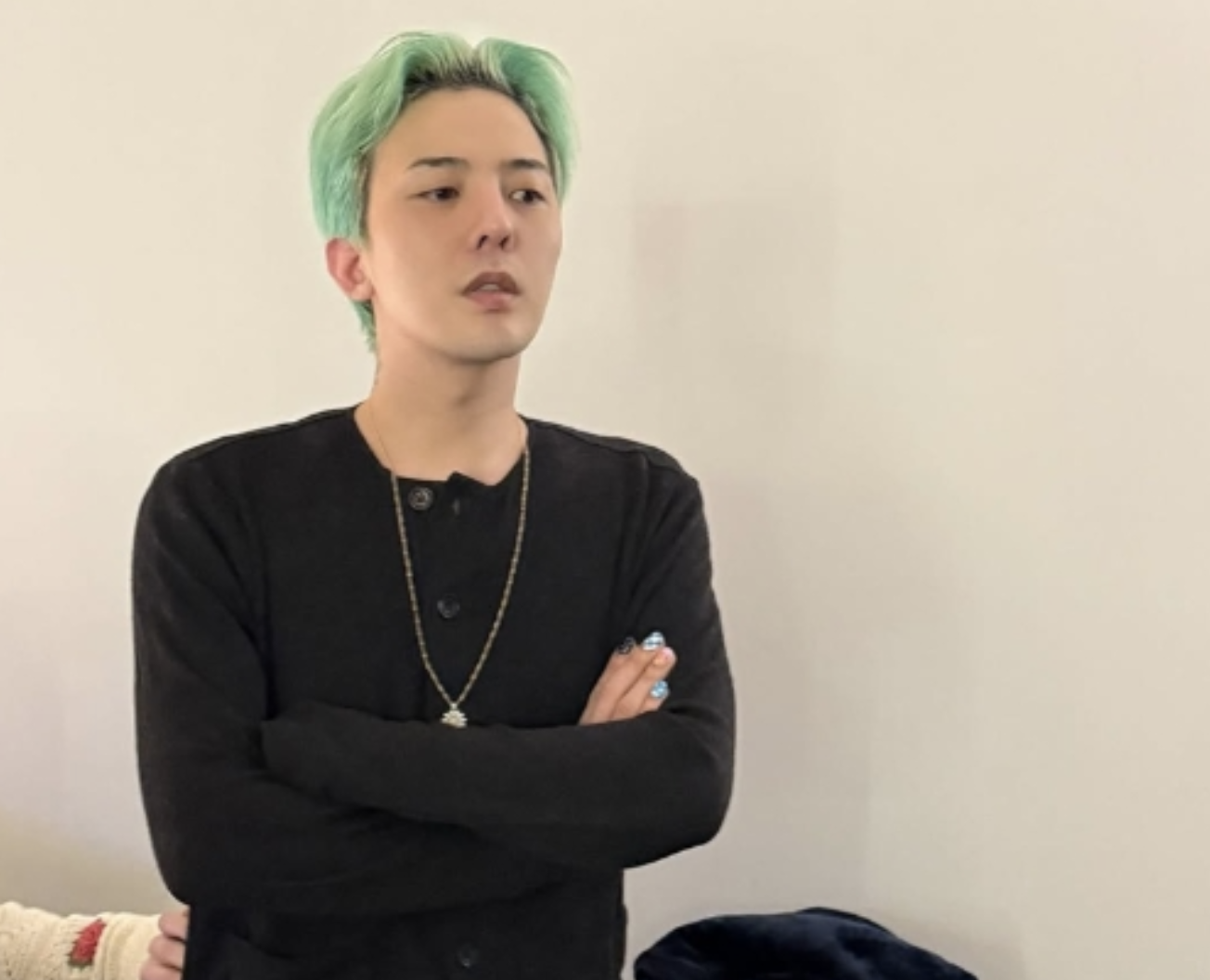 G-Dragon Stuns dengan fashion di belakang layar sementara “Good Day” menunda siaran