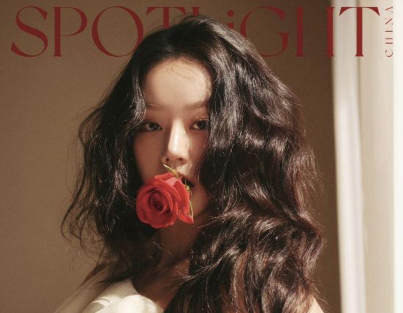 Hyeri Stuns sebagai Bintang Sampul Majalah Spotlight China Mengikuti kesuksesan 'Persaingan Ramah'