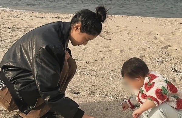 Seolhyun berbagi momen yang mengharukan dengan penggemar termuda di gangneung