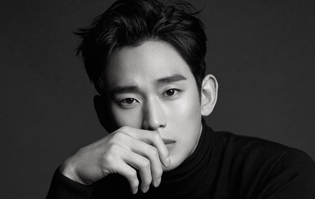 Kim Soo Hyun dilaporkan memiliki hubungan berkelanjutan dengan dua berhala wanita top dari generasi ke -2 yang 'saingan' saat berkencan dengan Kim Sae Ron