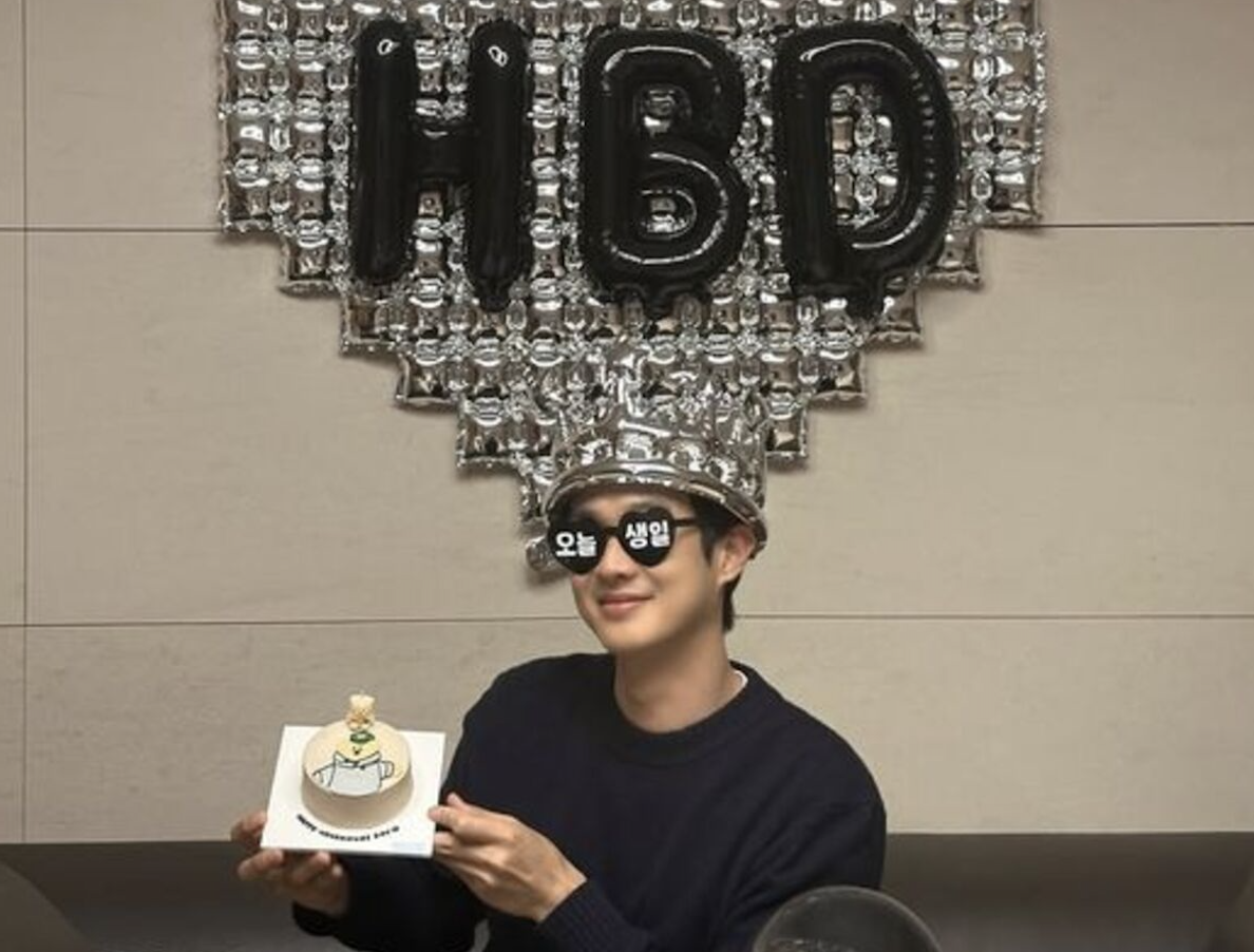 Choi Woo Sik merayakan ulang tahunnya dengan gaya “terasa lebih seperti 25 dari 35”