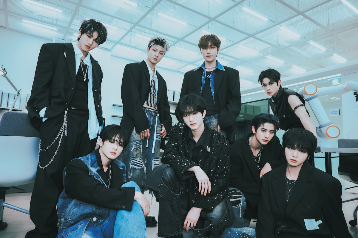 Younite mengeluarkan pesona dewasa & penuh gaya untuk comeback 'youni-t' Younite mengeluarkan pesona dewasa & penuh gaya untuk comeback 'youni-t'