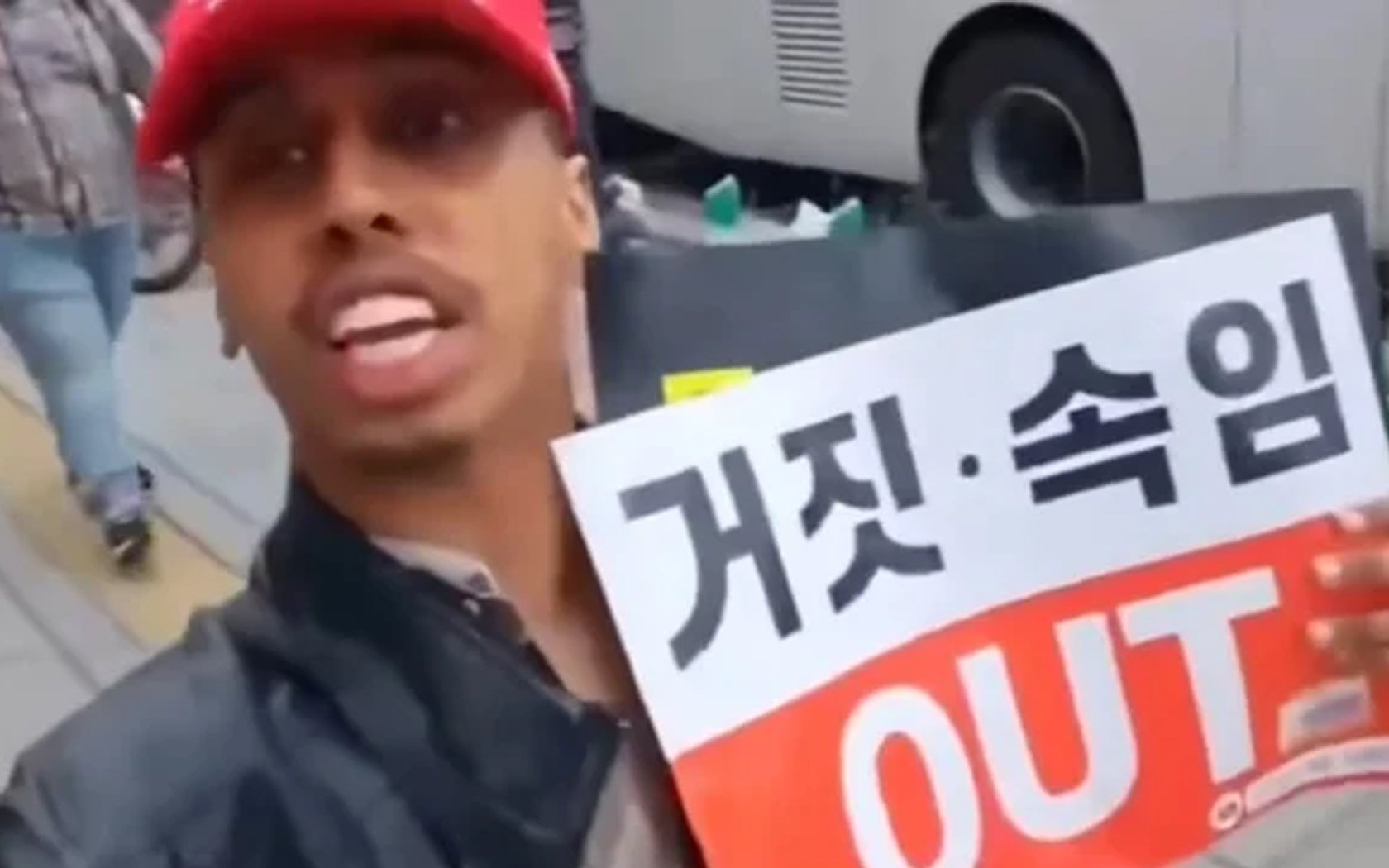 Streamer Amerika yang kontroversial Johnny Somali bergabung dengan rapat umum anti-impeachment untuk Yoon Suk Yeol