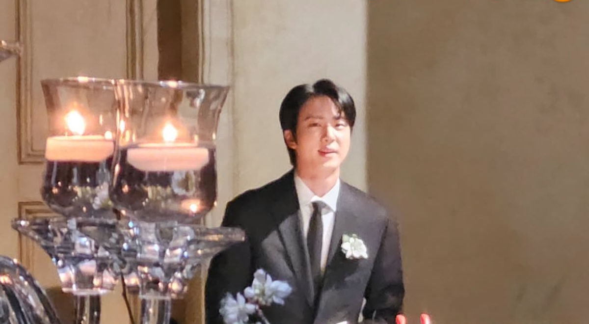 Jin bts membuat penampilan kejutan sebagai tuan rumah pernikahan Jin bts membuat penampilan kejutan sebagai tuan rumah pernikahan