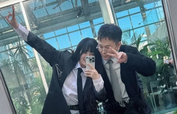 Hyuna berbagi selfie pengantin baru yang manis dengan suaminya Yong Junhyung Hyuna berbagi selfie pengantin baru yang manis dengan suaminya Yong Junhyung