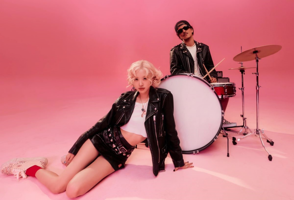 Rosé dan Bruno Mars terus menghancurkan rekaman sebagai 'Apt.' MV mencapai 1,4 miliar tampilan YouTube