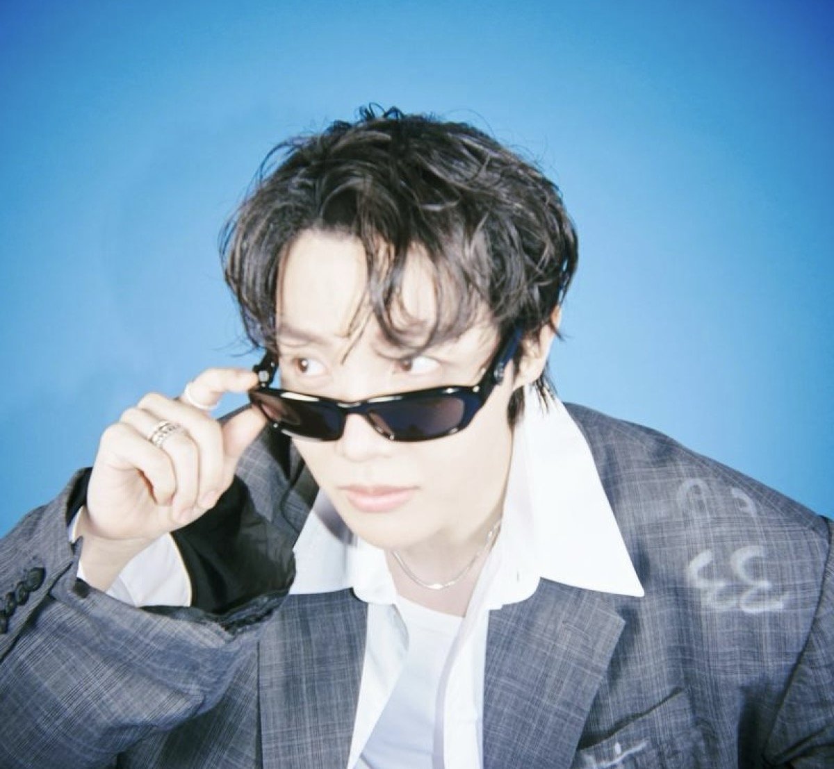 J-HOPE mengikat