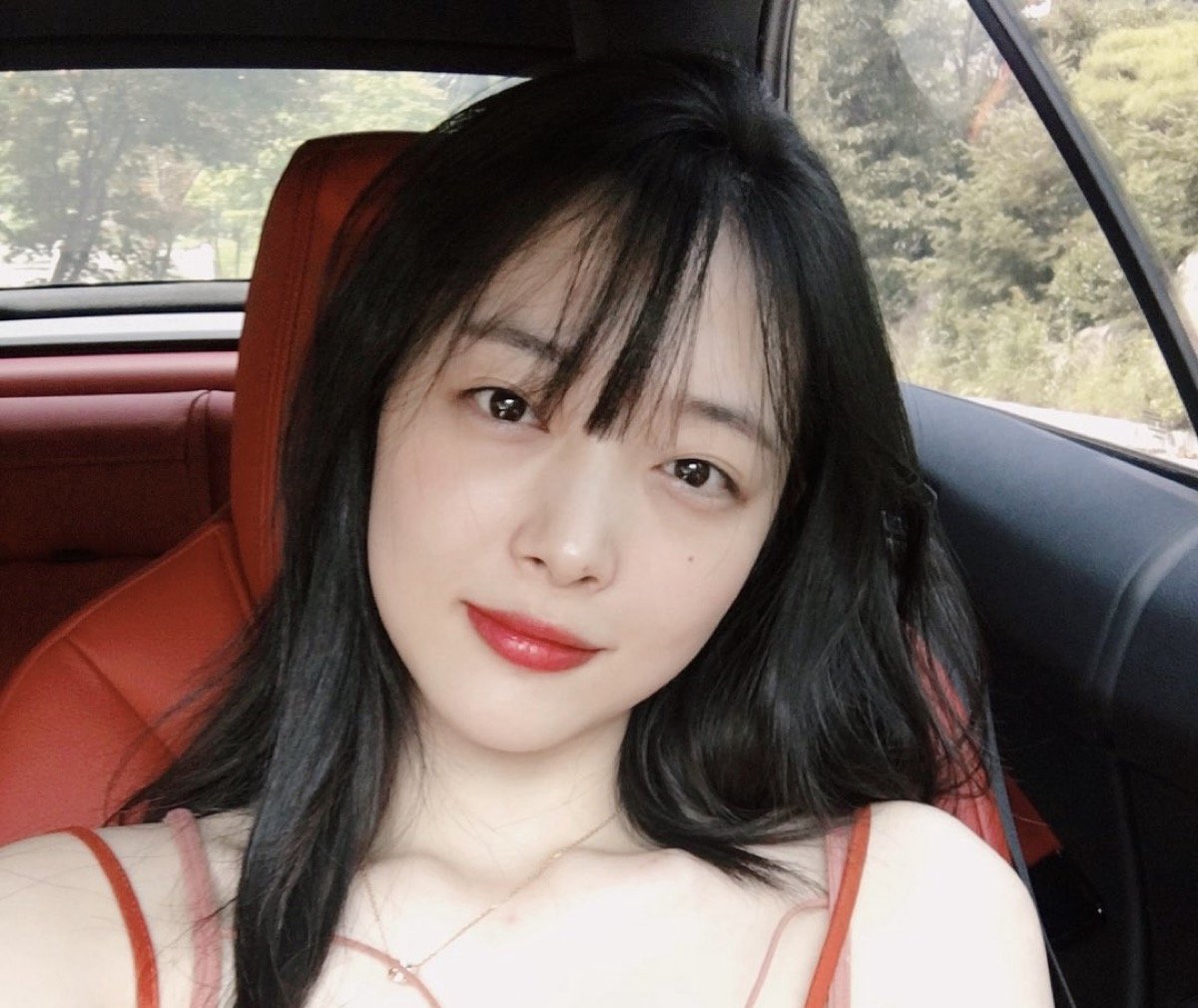 Saudara laki -laki Sulli yang terlambat karena mengungkapkan detail pribadi selama streaming langsung