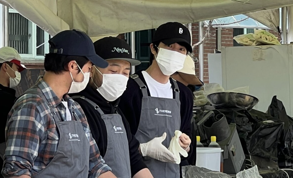 Relawan Jin BTS untuk menyajikan makanan di Andong, daerah yang terkena dampak kebakaran