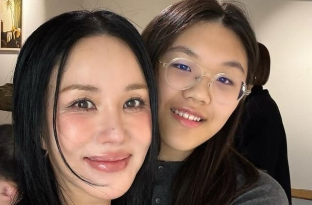 Uhm Jung Hwa meleleh di atas keponakan dewasa uhm ji