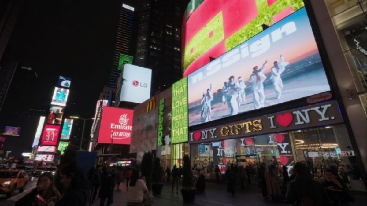 n.ssign menyalakan waktu persegi dengan iklan billboard bertenaga kipas