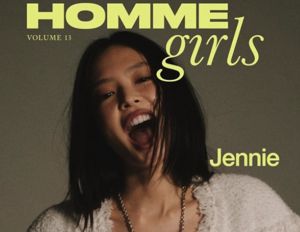 Jennie menoleh dengan tubuh bagian atas yang tak kenal takut mengungkapkan untuk gadis -gadis homme