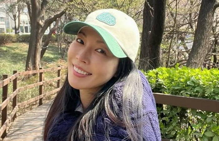 Kim So Yeon berbagi snapshots musim semi menjelang peringatan 30 tahun Kim So Yeon berbagi snapshots musim semi menjelang peringatan 30 tahun