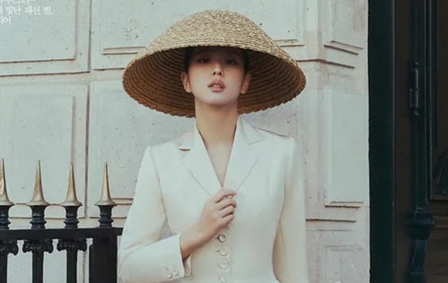 Jisoo memancarkan kecantikan