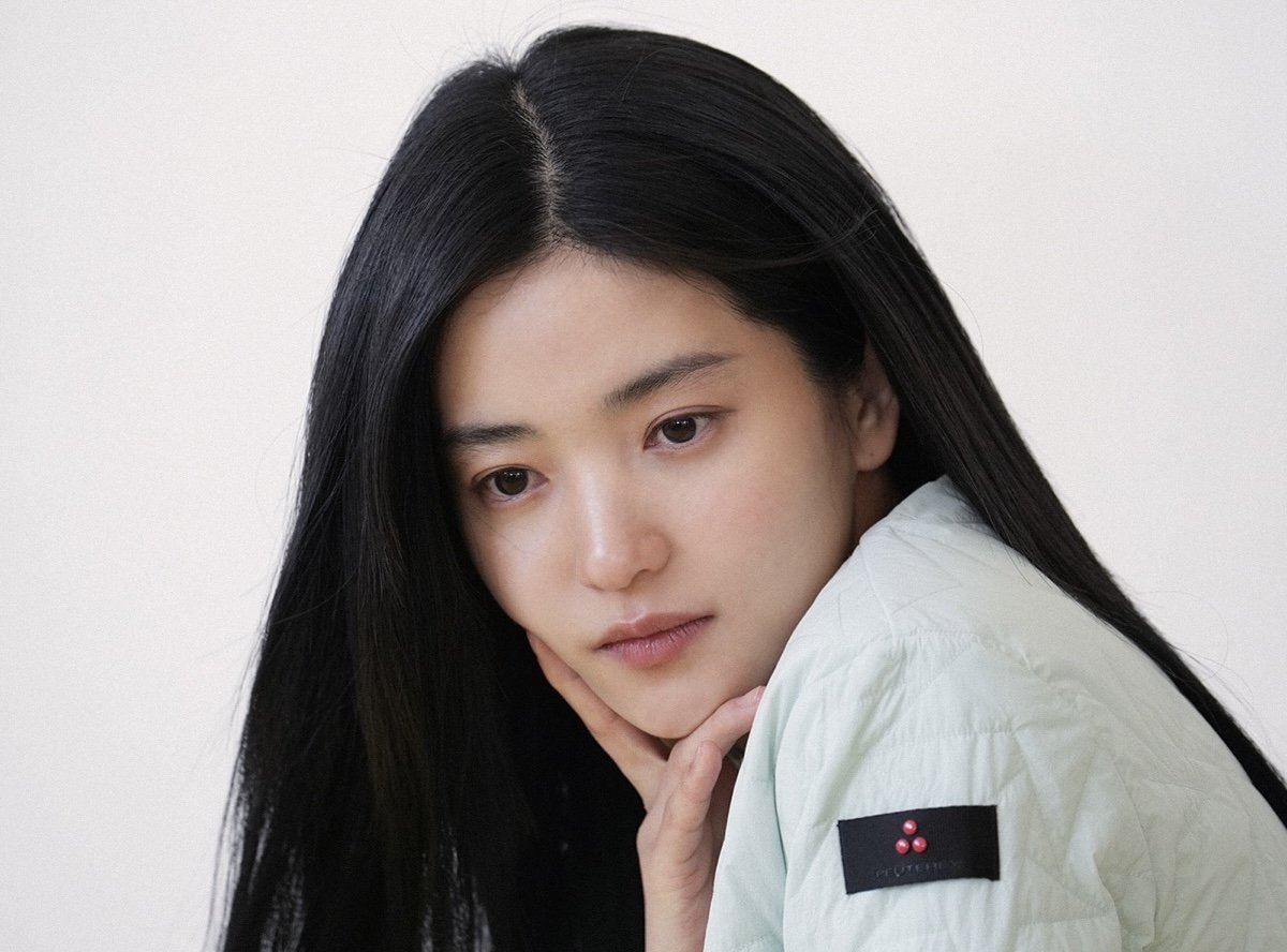 Kim Tae Ri memancarkan keanggunan dalam pemotongan di belakang layar untuk merek fesyen Italia, bersiap untuk pertemuan penggemar pertama