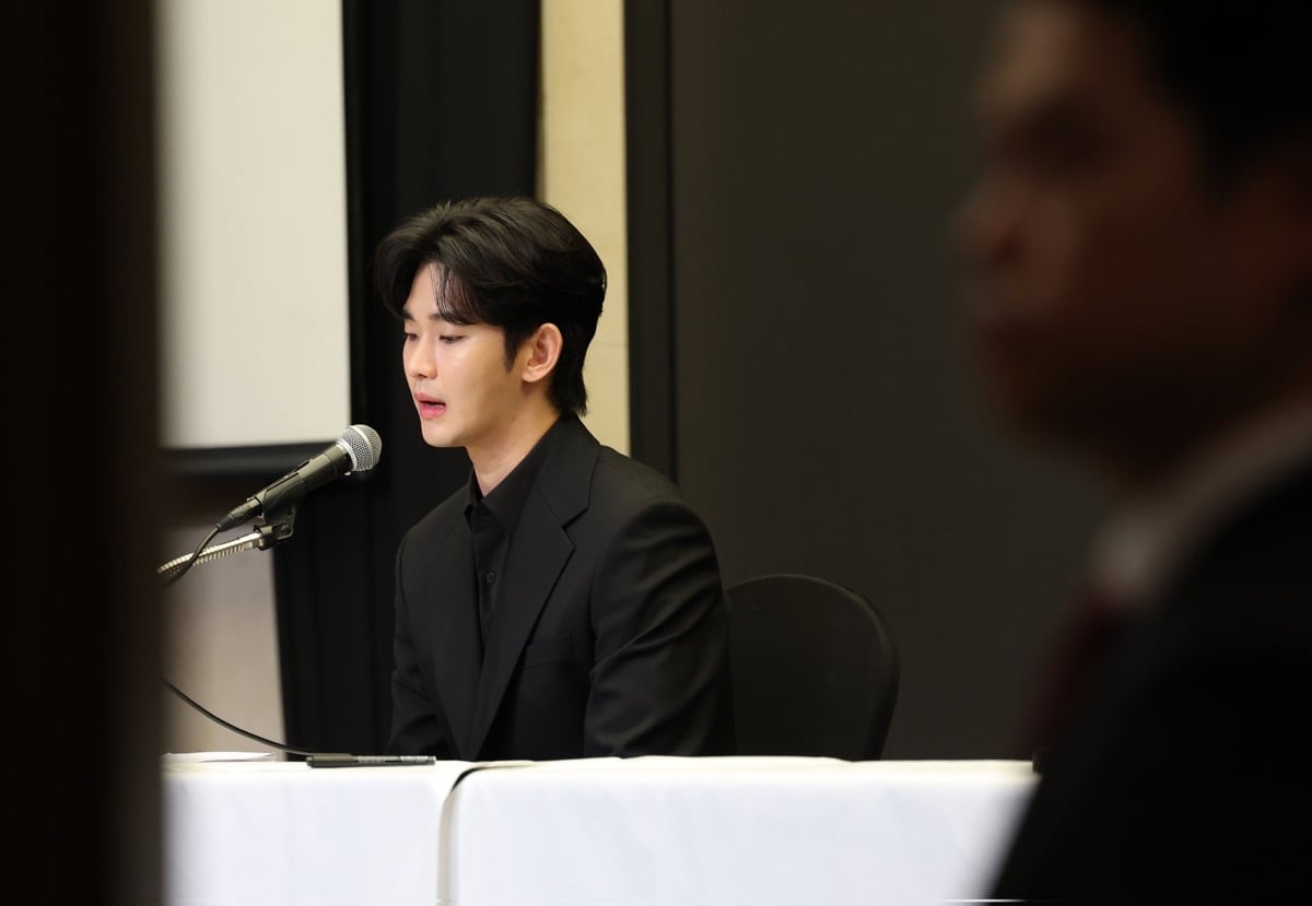 Kim Soo Hyun mengambil tindakan hukum atas rumor jahat dan cyberbullying Kim Soo Hyun mengambil tindakan hukum atas rumor jahat dan cyberbullying