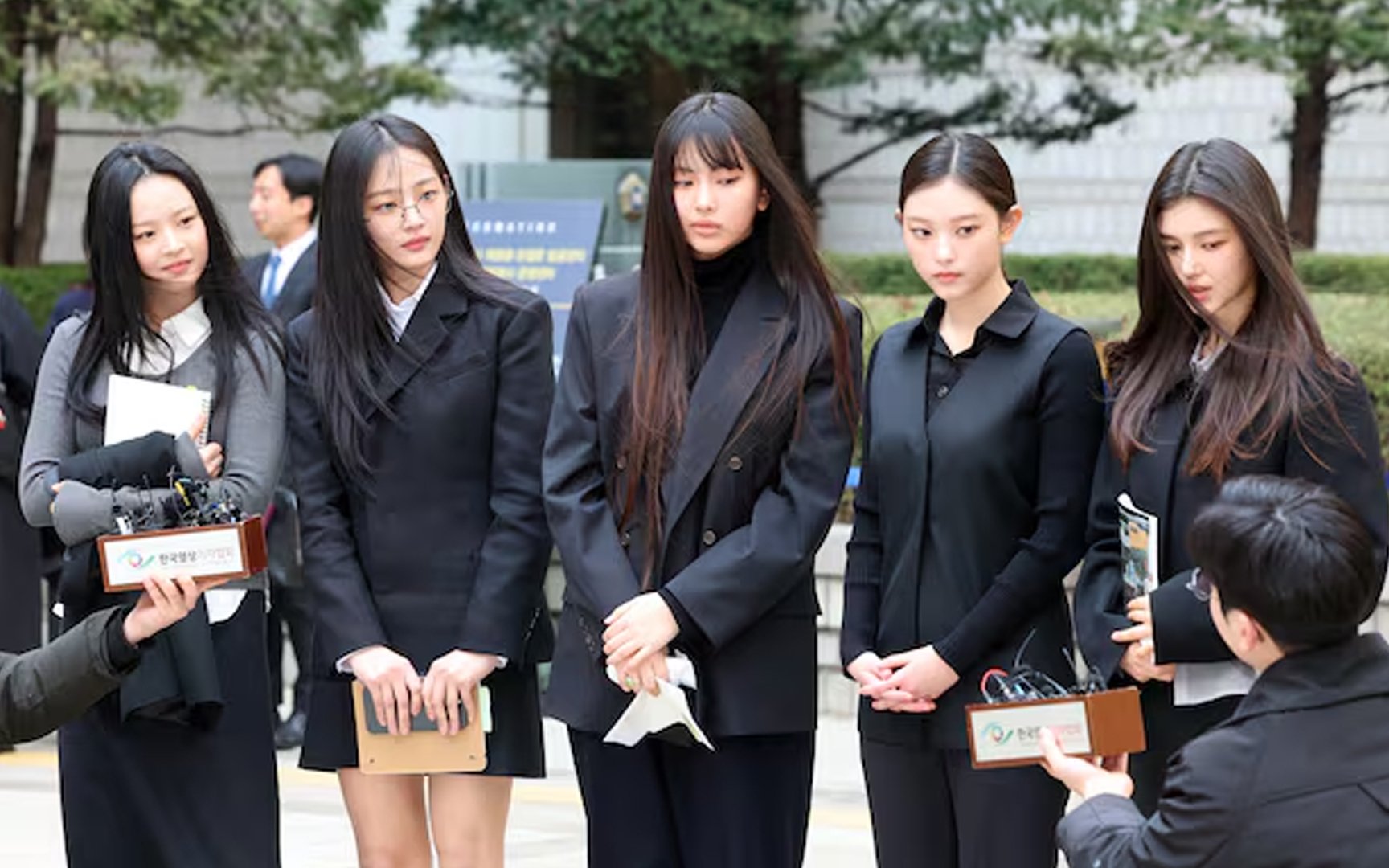 Netizen Korea bereaksi terhadap pengadilan yang menjunjung tinggi keputusan asli untuk melarang kegiatan independen Newjeans