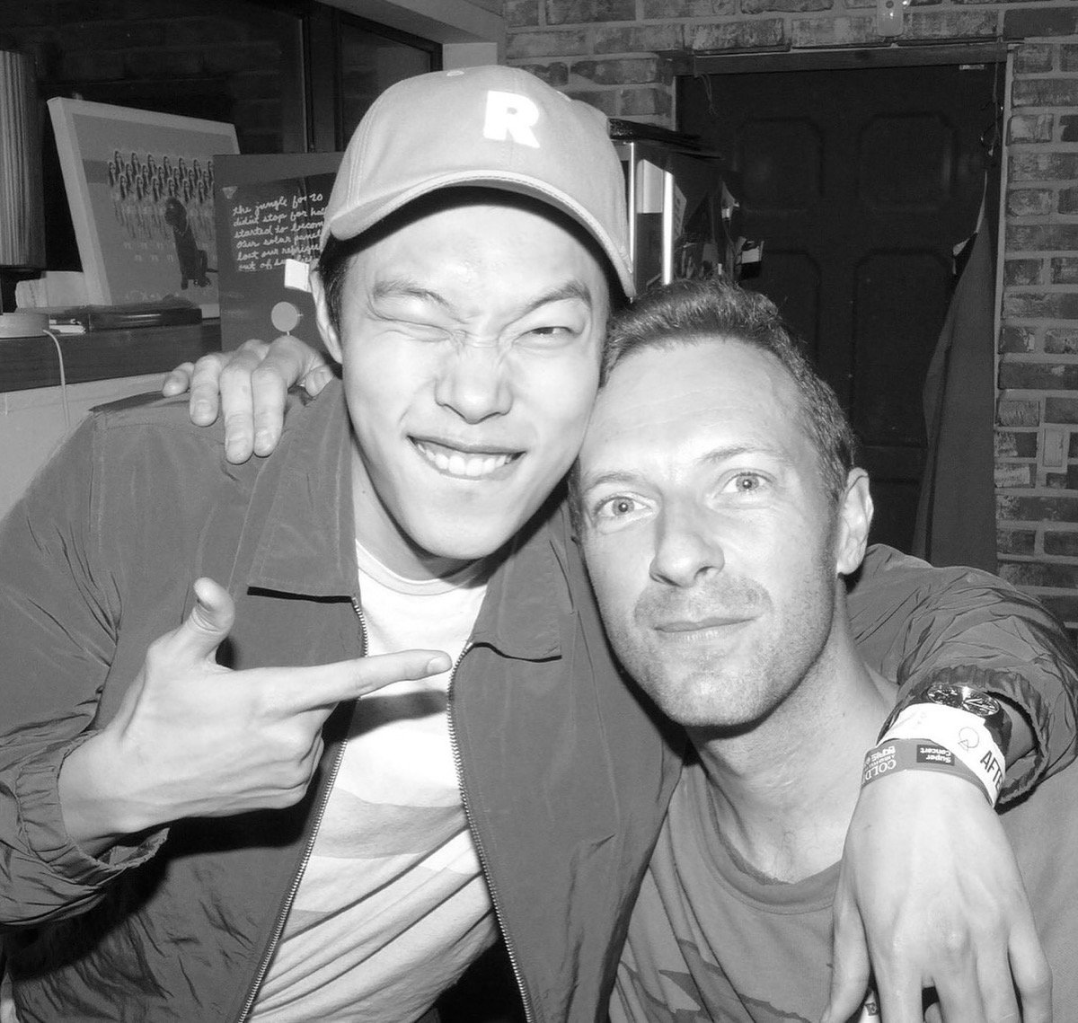 Ryu Jun Yeol berbagi momen gembira dengan Coldplay’s Chris Martin: “All My Love”