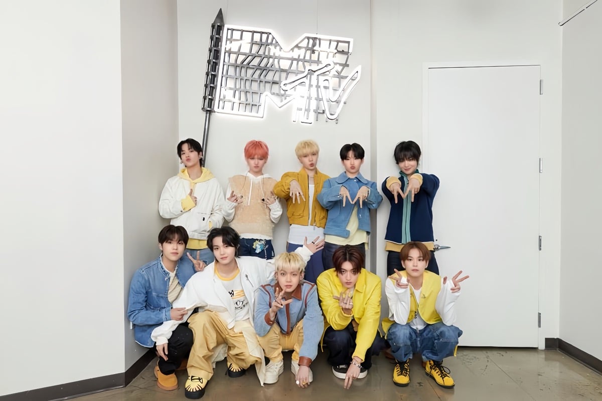 Treasure memberikan kinerja ‘kuning’ yang semarak di MTV ‘Fresh Out Live’