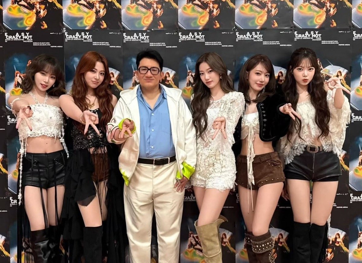 Bang Si Hyuk Cheers on Le Sserafim Backstage at World Tour Kickoff