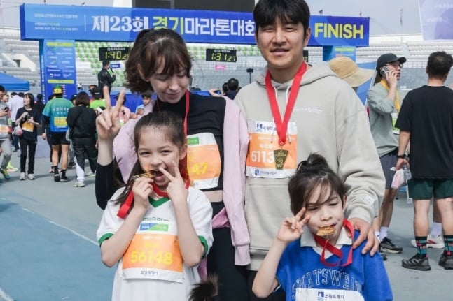 Park Joo Ho berlari maraton pertama dengan istri Anna dan anak -anak mereka setelah pemulihan kankernya